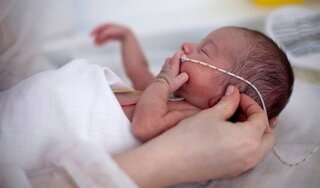Bé gái sinh non nặng 700 gram hồi sinh kỳ diệu