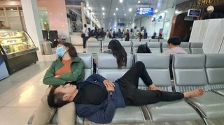 Đăng hình ngủ vội ở sân bay, vợ chồng Lý Hải bị antifan mỉa mai 'làm màu'