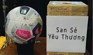 Đấu giá quả bóng có chữ ký của đội tuyển Việt Nam gây quỹ ủng hộ miền Trung