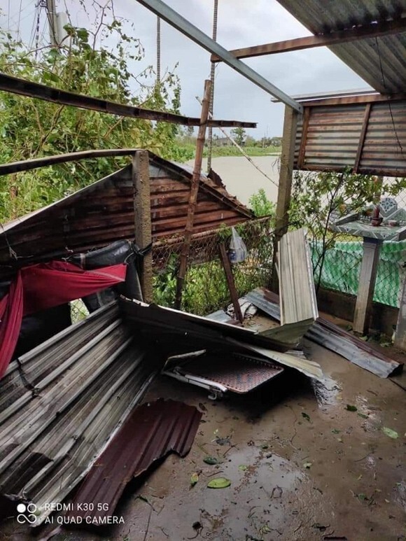 Hồ Bích Trâm bật khóc vì nhà của mẹ ở quê bị tốc mái, hư hết lúa do bão số 9