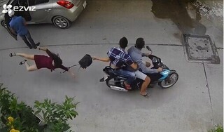 Đã bắt được hai kẻ giật túi xách khiến người phụ nữ đập đầu xuống đường