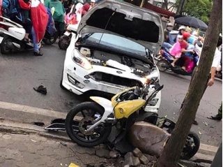 Tin tức tai nạn giao thông ngày 29/10: Đạp nhầm chân ga, ô tô tông chiến sĩ cảnh sát bị thương