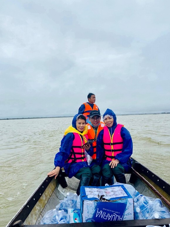 Hồ Ngọc Hà than thở 'mẹ mất tích cả tuần nay', tiết lộ Trấn Thành gửi thêm tiền cứu trợ miền Trung