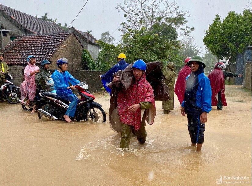 Nước lũ lên nhanh, nhiều địa phương ở Nghệ An cho học sinh nghỉ học
