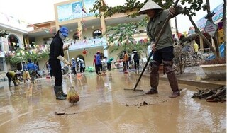 Bộ Y tế lập tổ công tác hỗ trợ các tỉnh miền Trung xử lý vệ sinh môi trường sau lũ