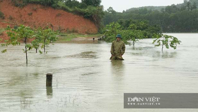 Hà Tĩnh: Sạt lở núi ở 2 xã, ban hành 7 lệnh sơ tán dân khẩn cấp