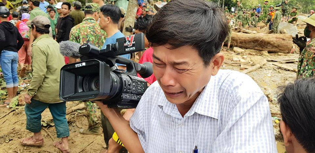Xót xa hình ảnh phóng viên bật khóc khi thi thể một cháu bé được đưa lên từ bùn đất ở Trà Leng