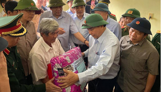 Quảng Ngãi: Thủ tướng Chính phủ Nguyễn Xuân Phúc thăm người dân vùng tâm bão số 9