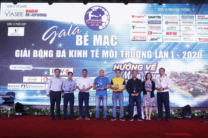Gala Giải bóng đá Kinh tế Môi trường lần thứ I-2020: Ủng hộ 265 triệu đồng cho đồng bào miền Trung