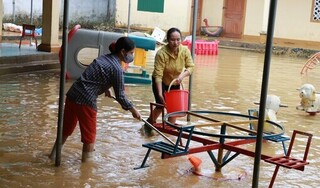 Hàng vạn học sinh Nghệ An chưa thể trở lại trường sau mưa lũ