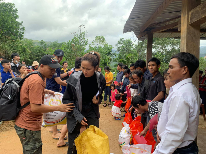 Hoa hậu H'Hen Niê lội bùn đến thăm nạn nhân sạt lở đất ở Nam Trà My