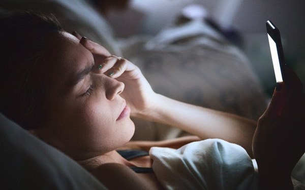 Dùng smartphone trước khi đi ngủ gây ảnh hưởng sức khỏe nghiêm trọng