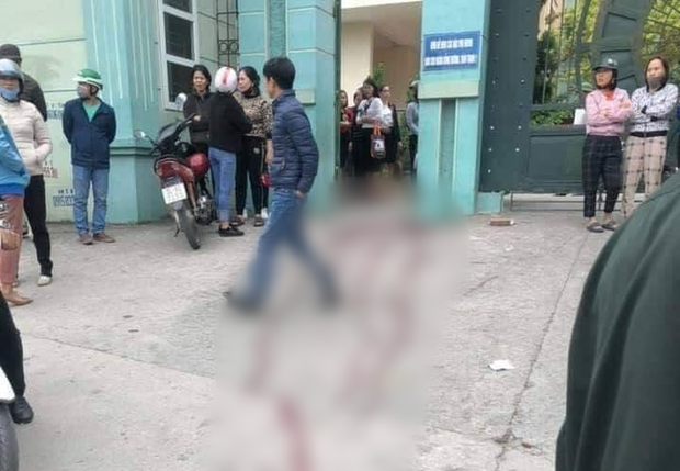 Ẩu đả trước cổng trường học, 1 phụ huynh bị đâm trọng thương