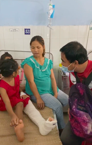 MC Quyền Linh gây 'sốt' vì trao tiền 'khủng' cho gia đình người đàn ông ở Trà Leng 'đi nhờ xe, không cần tiền'