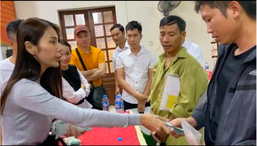 Thủy Tiên trao tiền 'khủng' khiến người đàn ông tại Nghệ An bật khóc nức nở