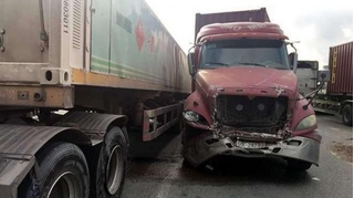 Tin tức tai nạn giao thông ngày 4/11: Xe container chạy điên cuồng, nhiều người nhập viện
