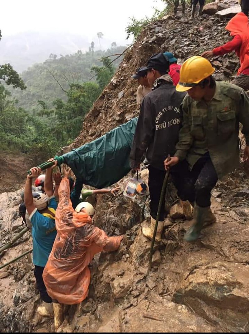 Tin dữ sau khi khiêng thai phụ đi bộ 20 km đường rừng để cấp cứu