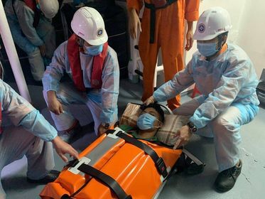 Cấp cứu khẩn cấp người dân lâm trọng bệnh bị cô lập trên đảo Cù Lao Chàm do ảnh hưởng bão số 10