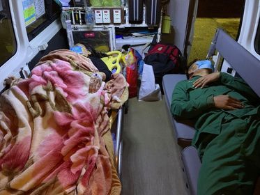 Cấp cứu khẩn cấp người dân lâm trọng bệnh bị cô lập trên đảo Cù Lao Chàm do ảnh hưởng bão số 10
