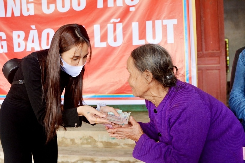 Trang Trần bênh vực Thủy Tiên: 'Làm từ thiện không phải để ăn thua'