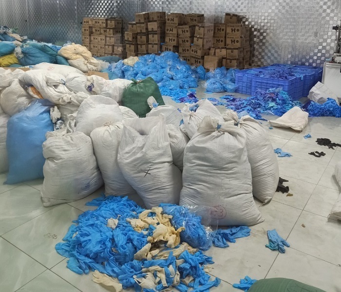 Kho hàng 'phù phép' gần chục tấn găng tay y tế đã qua sử dụng tại Bắc Ninh