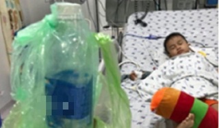 Bé trai 3 tuổi nguy kịch do uống nhầm hóa chất chống thấm