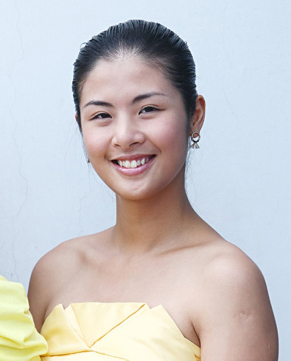 10 năm trưởng thành của người đẹp vừa đăng quang Hoa hậu Việt Nam đã gây tranh cãi về nhan sắc