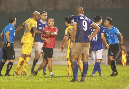Trợ lý CLB Nam Định nhận án phạt trước ngày V.League hạ màn