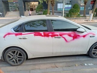 5 ô tô bị xịt sơn nhem nhuốc khi đỗ trong khu đô thị ở Hà Nội