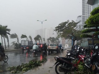Khánh Hòa, Phú Yên mưa to gió lớn, nhiều nơi mất điện khi bão số 12 đổ bộ