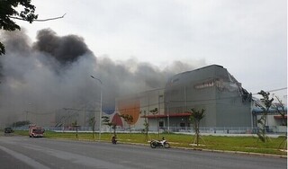 Khu công nghiệp ở TP HCM bốc cháy ngùn ngụt, cột khói cao hàng trăm mét