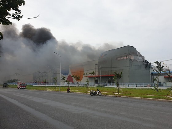 Khu công nghiệp ở TP HCM bốc cháy ngùn ngụt, cột khói cao hàng trăm mét