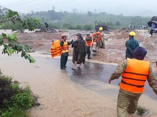 Đắk Lắk mưa lớn, di dời khẩn cấp dân trong lòng hồ thủy lợi