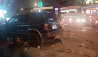 'Ô tô điên' tông hàng loạt xe máy, 4 người bị thương