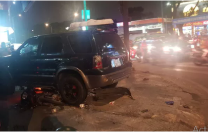 'Ô tô điên' tông hàng loạt xe máy, 4 người bị thương
