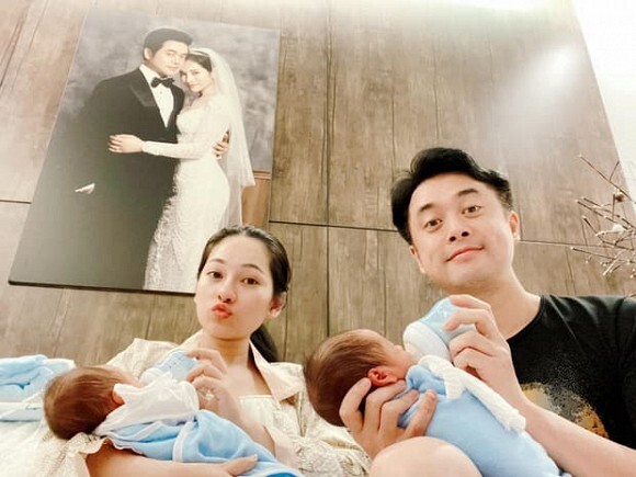Vợ Dương Khắc Linh Sara Lưu dự định sẽ công bố mặt hai con vào dịp đầy tháng nhưng đã không thể kiềm chế được trước sự đáng yêu của các quý tử.
