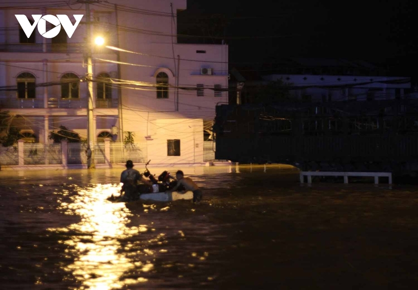 Lũ đổ về Bình Định bất ngờ lúc nửa đêm, thành phố chìm trong 'biển nước'