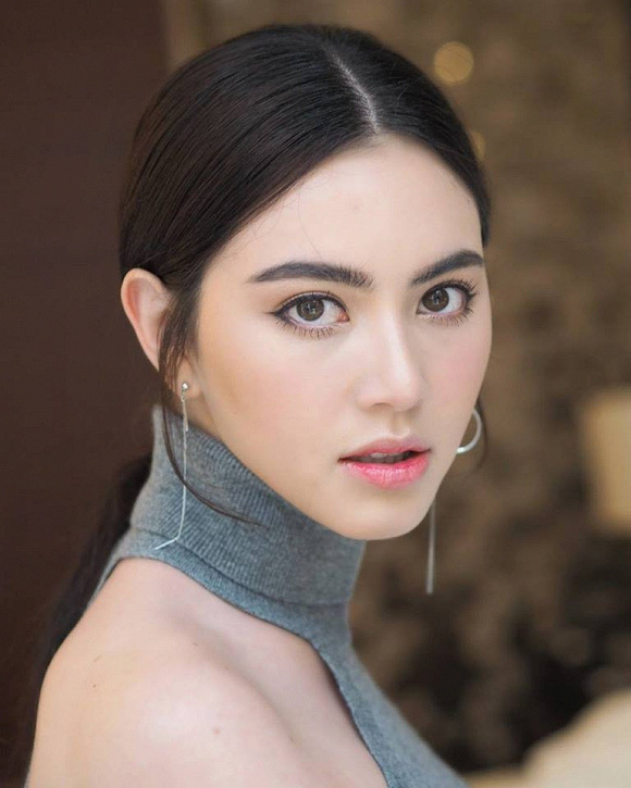 'Ma nữ đẹp nhất Thái Lan' gây 'sốt' vì ngoài đời mặc nội y quyến rũ hút mắt