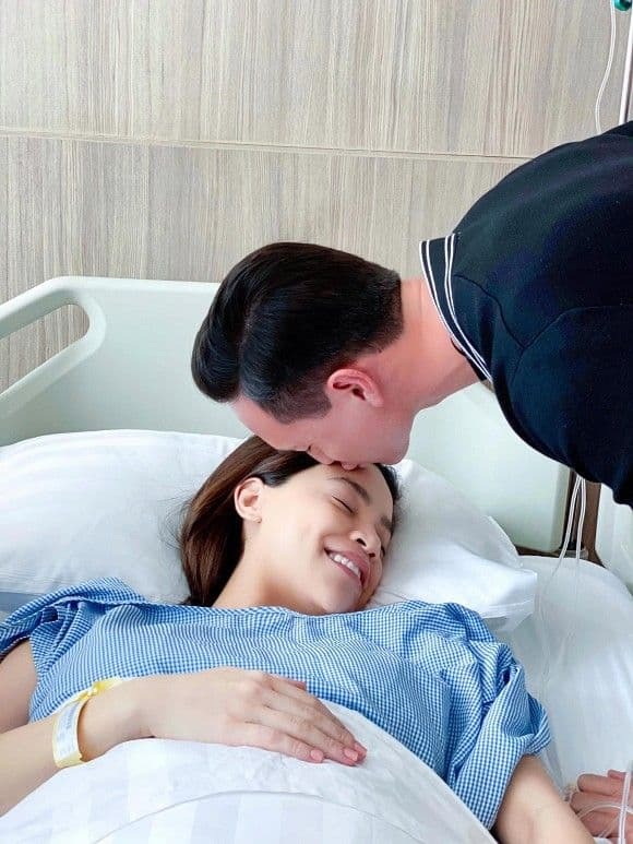 Hà Hồ vỡ òa khi Kim Lý bất ngờ quỳ gối cầu hôn giữa bệnh viện
