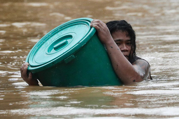 Bão số Vamco càn quét Philippines, khiến hàng chục ngàn ngôi nhà chìm trong biển nước. 10