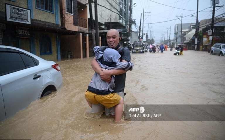 Bão số Vamco càn quét Philippines, khiến hàng chục ngàn ngôi nhà chìm trong biển nước.2