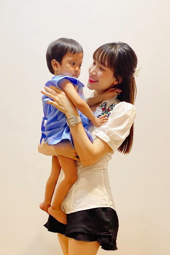 Hòa Minzy nhận em bé bị xơ gan làm con nuôi, nỗ lực kêu gọi quyên góp cho con