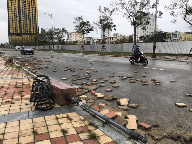 Vỉa hè, bờ kè ở Đà Nẵng tan hoang do 'bão tiếp bão'