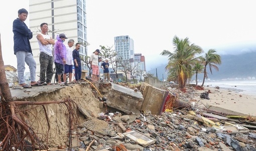 Bờ kè, vỉa hè ở Đà Nẵng bị sóng đánh tan hoang