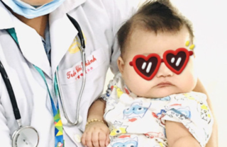 Trắng xinh, bụ bẫm, bé 6 tháng tuổi nhập viện truyền máu gấp vì lý do đau lòng
