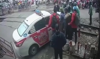 Liều lĩnh vượt rào chắn đường sắt, tài xế taxi ở Hà Nội bị phạt nặng