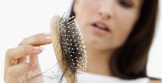 Rụng tóc thường xuyên là dấu hiệu 'cảnh báo' bị stress nặng