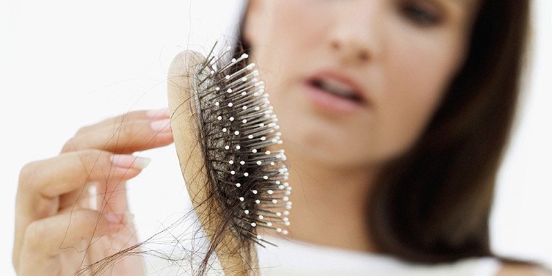 Rụng tóc thường xuyên là dấu hiệu cảnh báo bị stress nặng