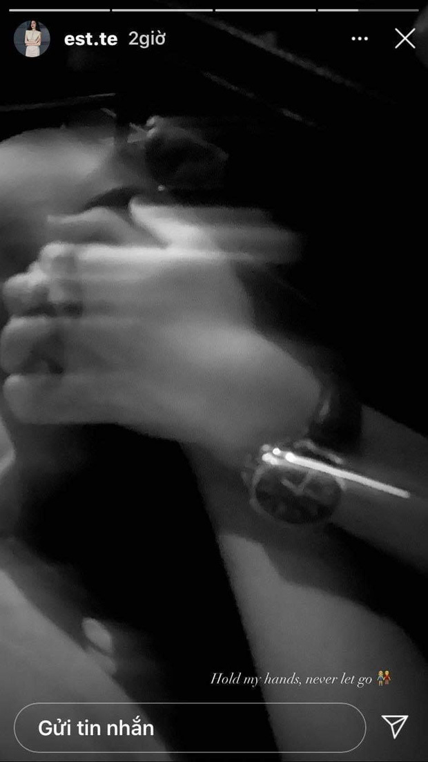 Bạn gái ảnh nắm tay màu đen là một hình ảnh tuyệt đẹp, biểu tượng cho tình yêu và sự kết nối. Khoảnh khắc nắm tay ấy sẽ là một trong những kỷ niệm đáng nhớ của cuộc đời. Hãy cùng nhau chia sẻ cảm xúc này bằng bức ảnh đầy ý nghĩa này.