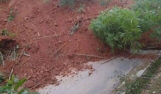 Lở núi khi trời đang nắng ở Nam Trà My, một người đi xe máy thoát chết 